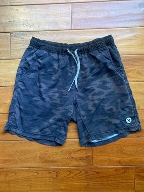 Vuori Kore Lined Athletic Shorts Men's Size M Black Watercolor Camo 7" Inseam